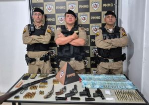 PMMG Apreende Seis Armas de Fogo, Farta Munição e Drogas em Fervedouro