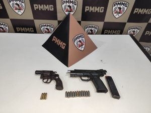 Batida Policial da PMMG resulta em prisão de dupla e apreensão de pistola e revólver