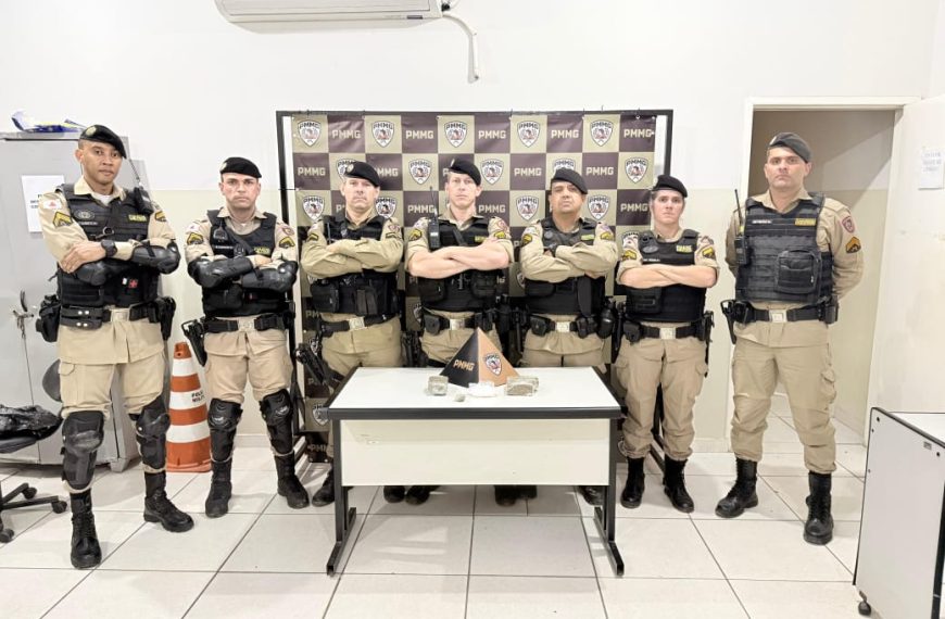 PMMG Localiza e Apreende Drogas em Terreno Baldio no Bairro São Joaquim