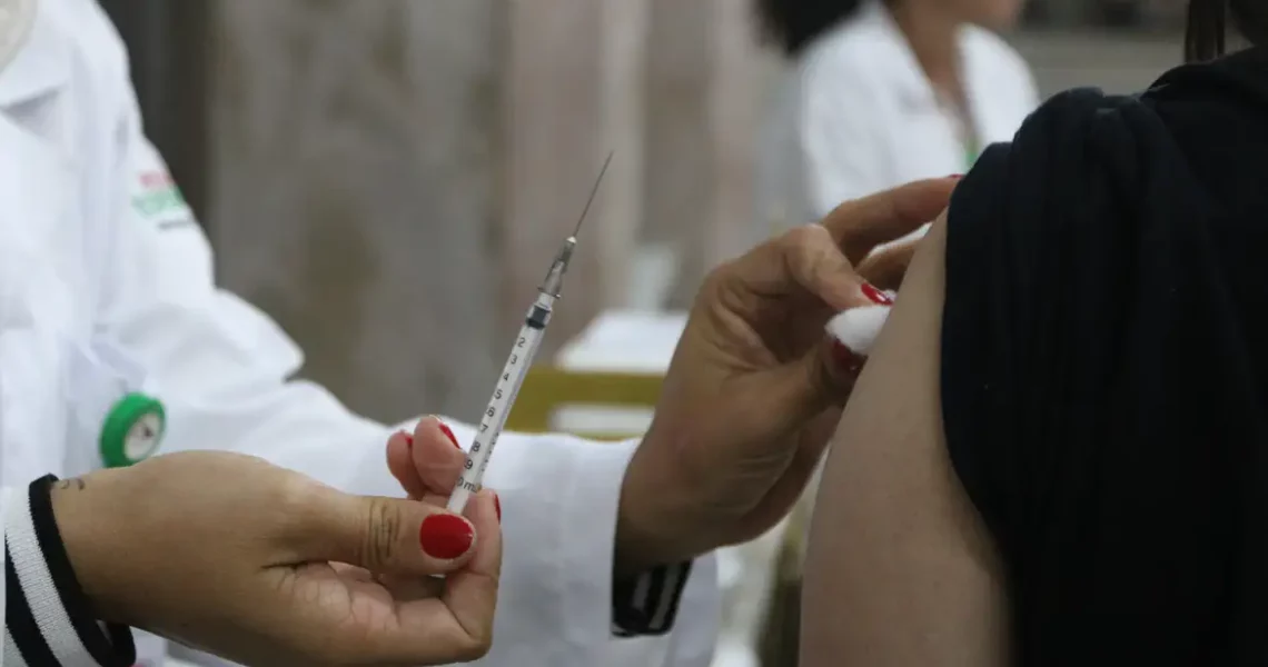 Vacina contra a covid-19 protege gestantes de complicações