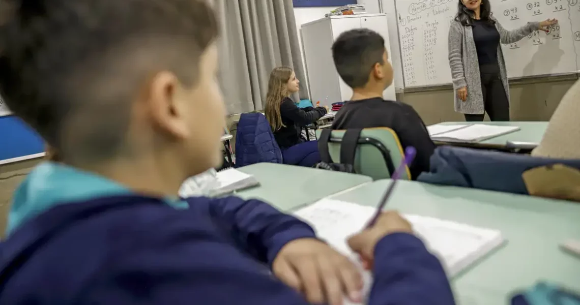 Professor brasileiro perde 21% do tempo de aula para manter disciplina