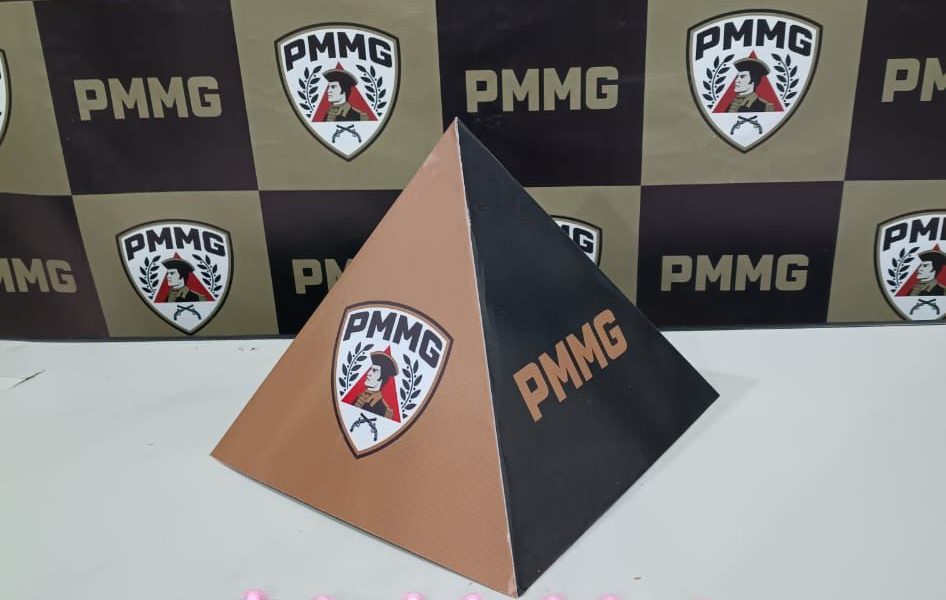 PM apreende 28 pinos de cocaína em ação contra o tráfico no Bairro Gaspar em Muriaé Mg