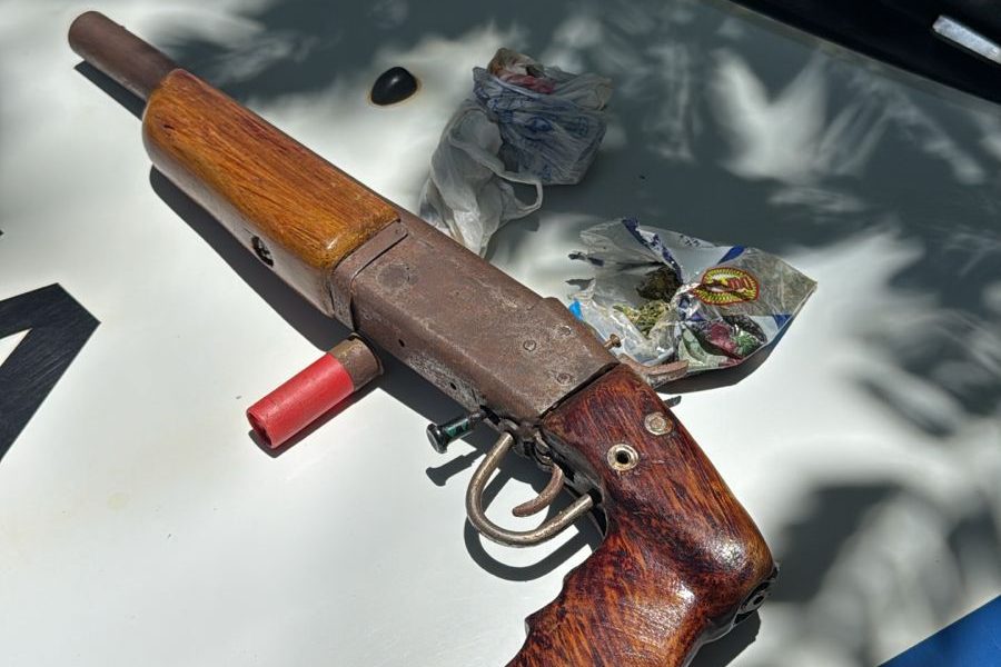 PM aprende arma de fogo e drogas durante operações em Faria Lemos Mg