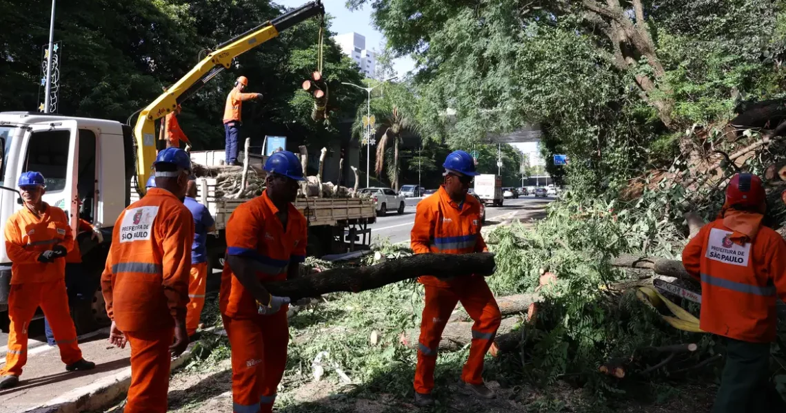 Há dois dias sem luz, moradores de São Paulo se adaptam e protestam