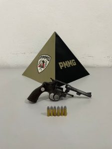 PM realiza prisão e apreensão de arma de fogo em Pedra Dourada Mg