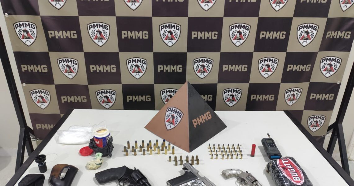 PMMG apreende armas de fogo, munições e barra de cocaína no bairro São Cristóvão em Muriaé