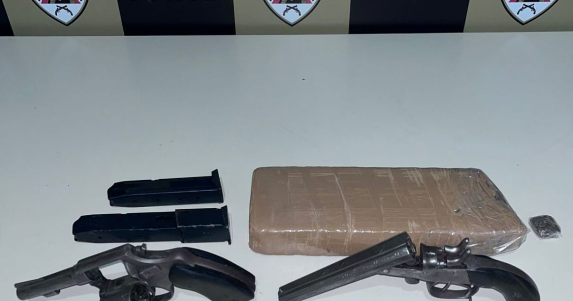 PMMG prende dois homens e apreende armas e drogas em Carangola