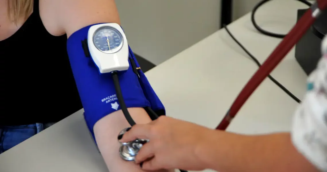 Médicos alertam para riscos de prescrição de testosterona para mulher