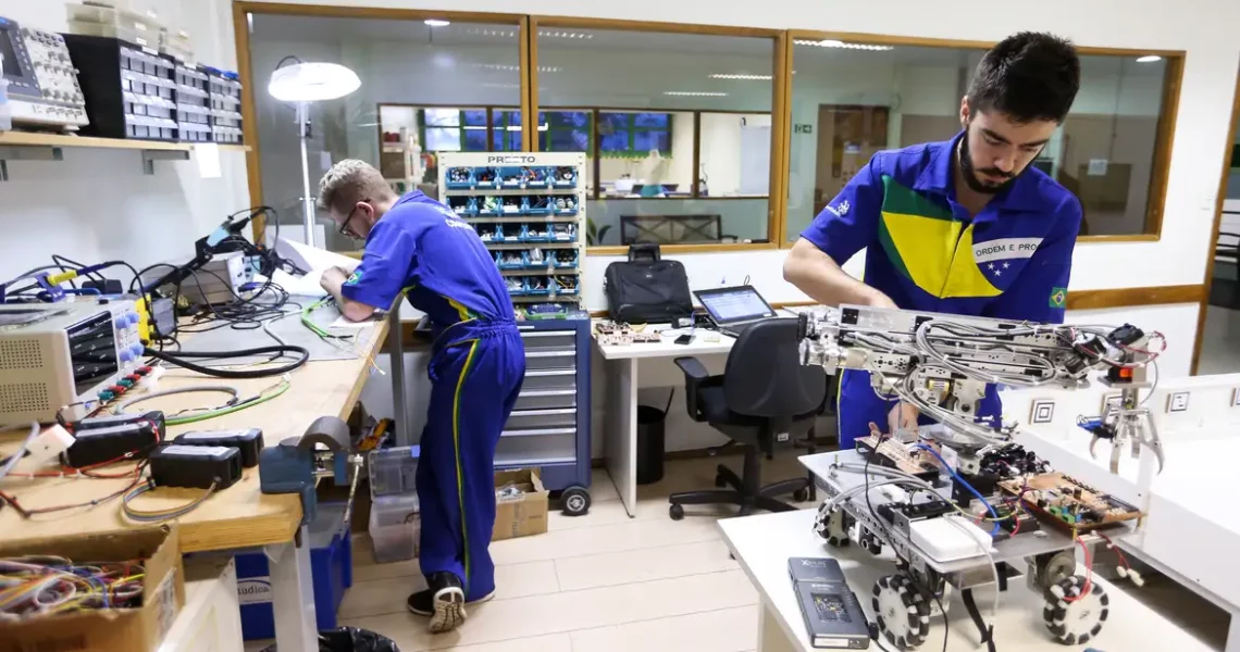 MEC regulamenta programa que fortalece formação profissional