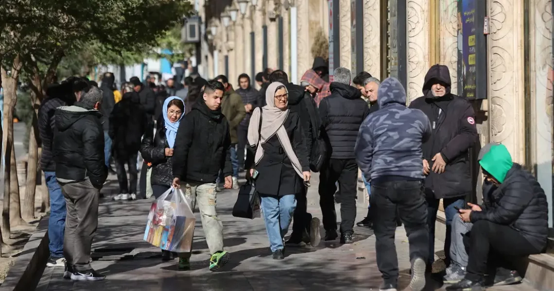Trump anuncia tarifas de 25% a países que negociarem com Irã