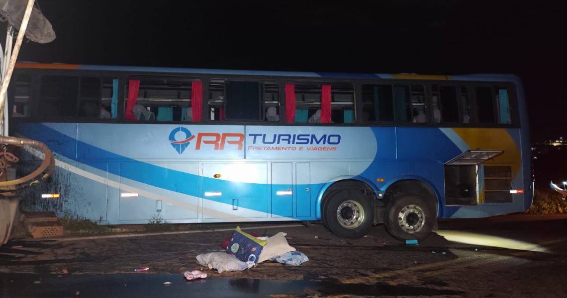 CBMMG atende ocorrência de colisão entre carreta e ônibus de excursão na BR-356