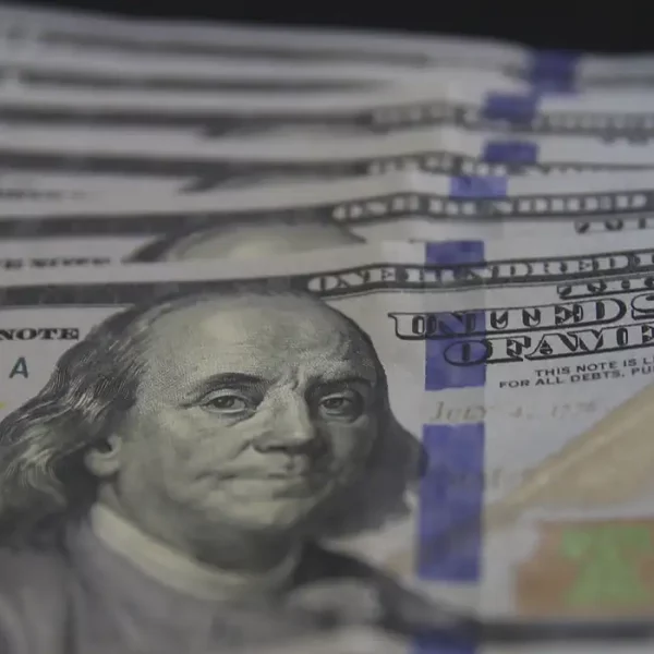 Dólar cai para R$ 4,98, e bolsa sobe em dia de alívio