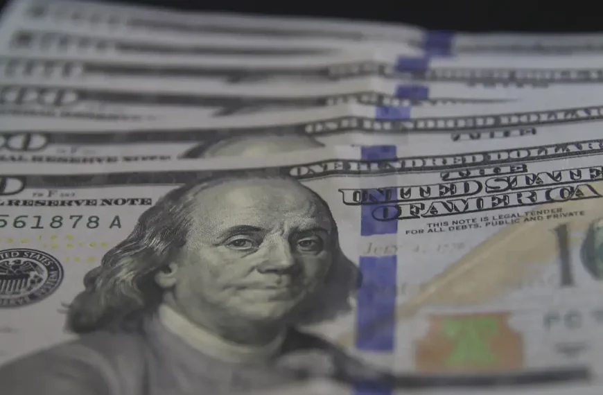 Dólar cai para R$ 4,98, e bolsa sobe em dia de alívio