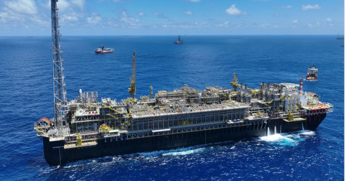 Saldo da balança comercial tem recorde em dezembro mas encolhe em 2025