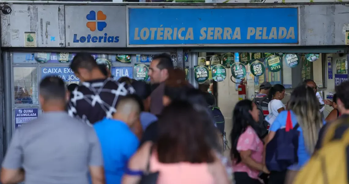 Lotéricas ficam cheias em dia de sorteio da Mega da Virada