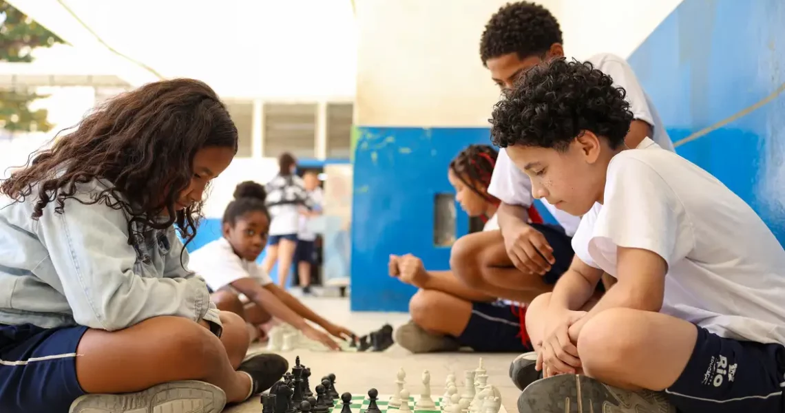 MEC fará pesquisa sobre impacto da restrição de celular nas escolas