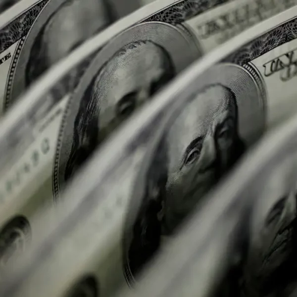Dólar sobe para R$ 5,06; bolsa cai com IPCA-15 e recuo do petróleo