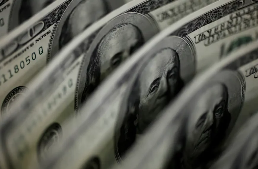 Dólar sobe para R$ 5,06; bolsa cai com IPCA-15 e recuo do petróleo