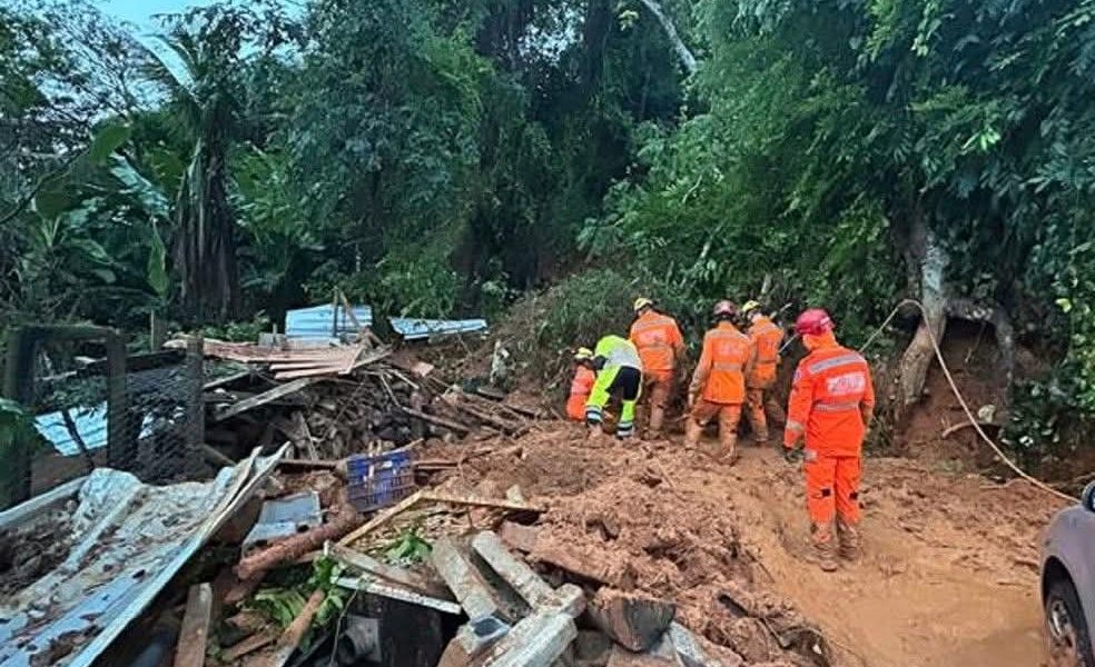 CBMMG atua em ocorrências de soterramento e alagamentos após fortes chuvas em Muriaé e região