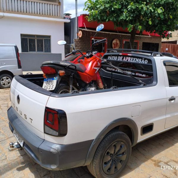PM recupera motocicleta furtada e prende dois autores em Divino Mg