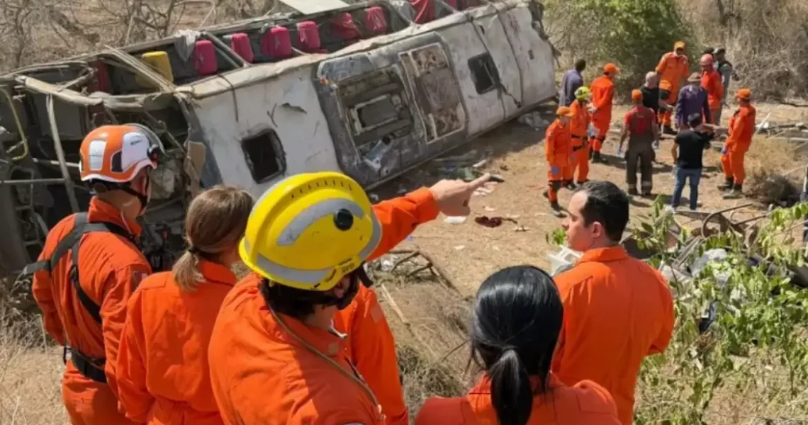 Ônibus que capotou e deixou 15 mortos em Alagoas estava irregular