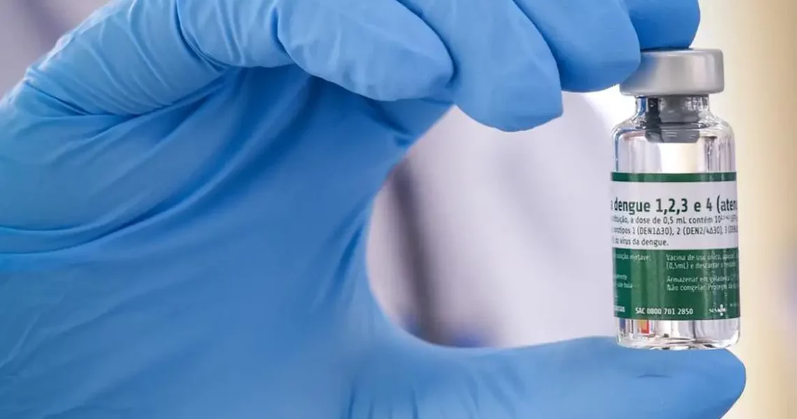 Começa vacinação de 1,2 milhão de profissionais de saúde contra dengue