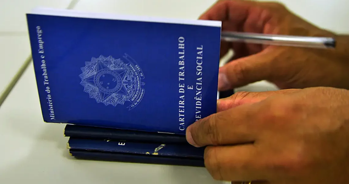 Pesquisa revela que brasileiro prefere emprego com carteira assinada