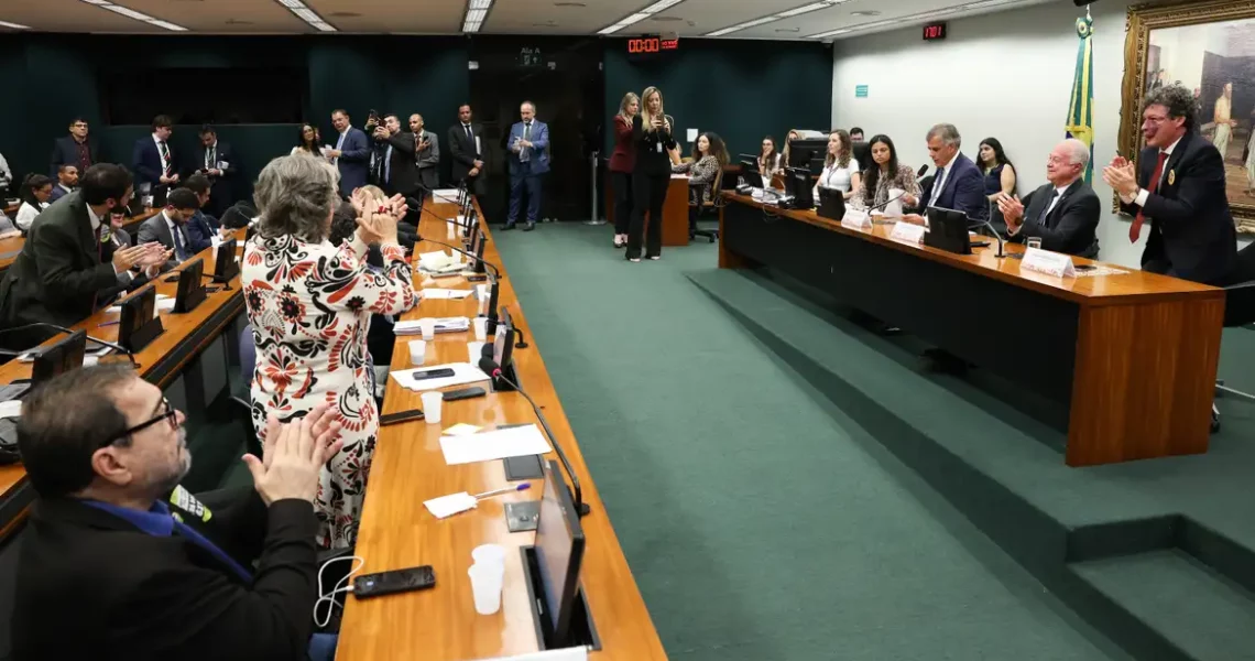 CCJ aprova admissibilidade de propostas que acabam com escala 6×1