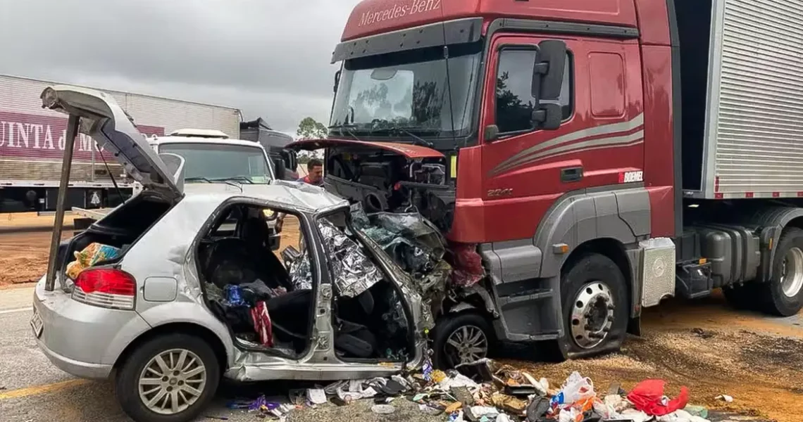 Seis pessoas da mesma família morrem em acidente na BR-251 em MG