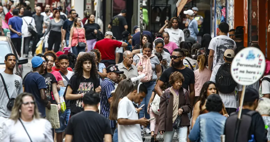 População no Brasil cresce em ritmo menor e está envelhecendo