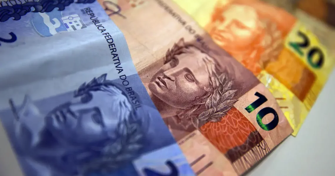 Aposentados e pensionistas do INSS começam a receber 13º nesta sexta