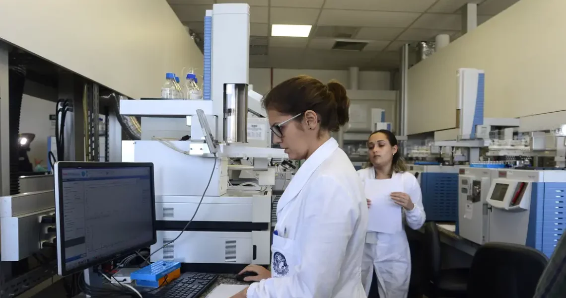 Iniciativas tentam facilitar acesso e permanência de mães na ciência