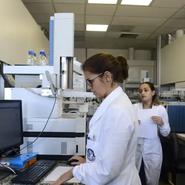 Iniciativas tentam facilitar acesso e permanência de mães na ciência