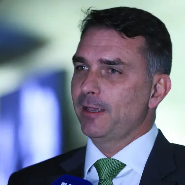 Deputados pedem investigação sobre relação entre Vorcaro e Flávio