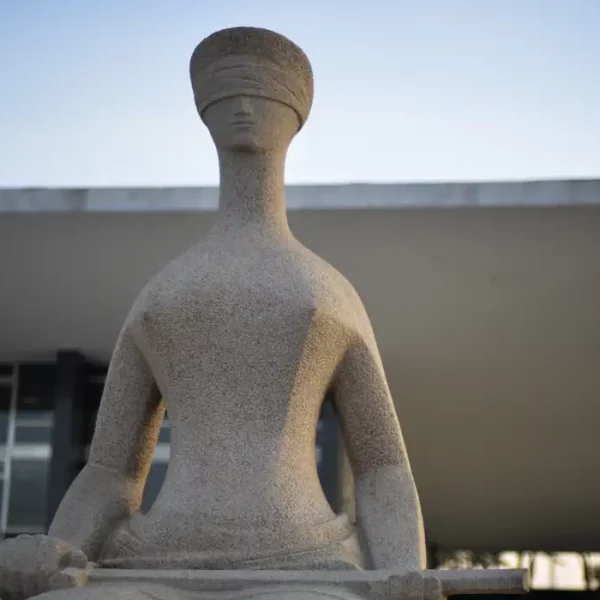 STF determina fim de aposentadoria compulsória para juízes condenados