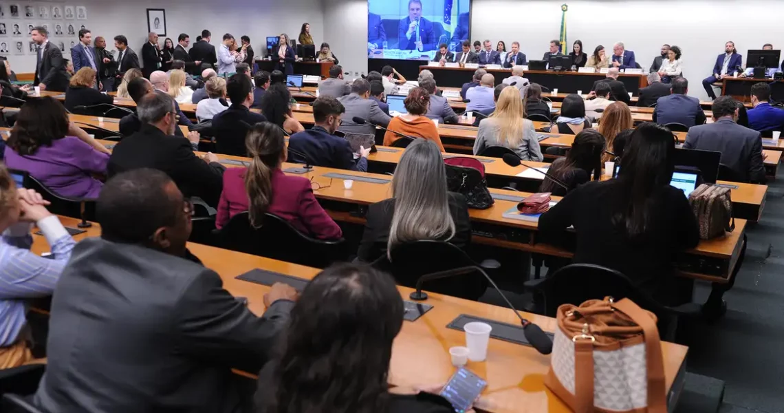 CCJ da Câmara adia análise da PEC da redução da maioridade penal