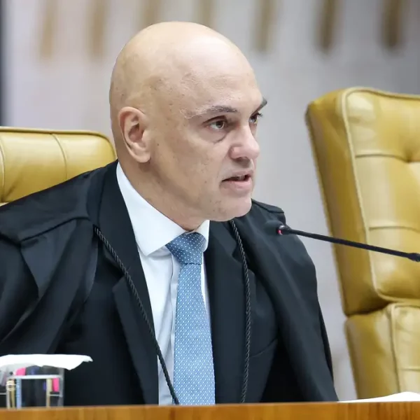 Moraes dá 48 horas para Bolsonaro informar se autorizou vídeo com IA