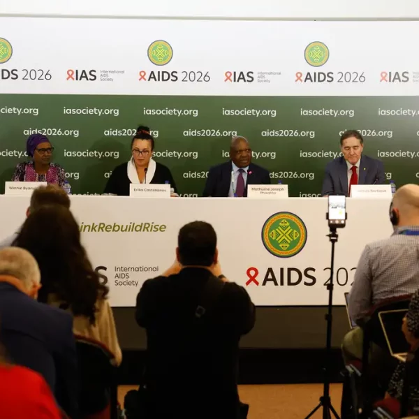 Infecções e mortes por HIV caem, mas falta de recursos ameaça avanços
