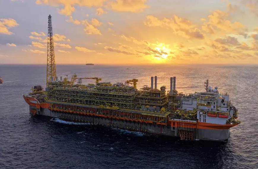 Navio-plataforma da Petrobras atinge produção máxima no pré-sal