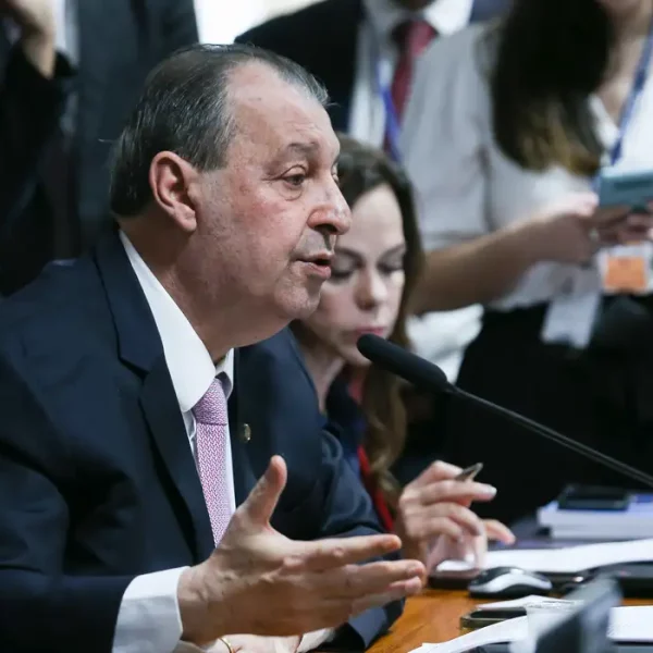Relator da CCJ do Senado vota a favor da PEC do fim da escala 6×1
