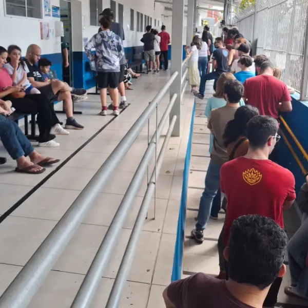 Paulistanos enfrentam filas para tomar vacina contra sarampo