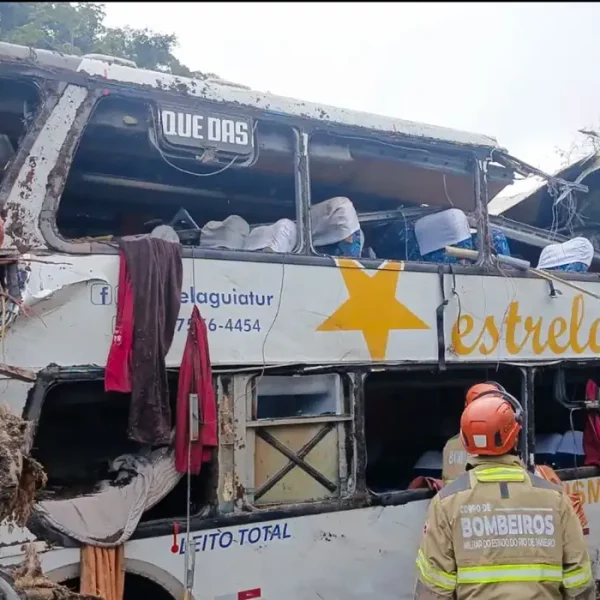 Vítimas de tombamento de ônibus em Petrópolis são do sexo feminino