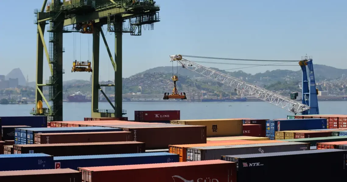Balança comercial tem superávit de US$ 7,4 bilhões em agosto