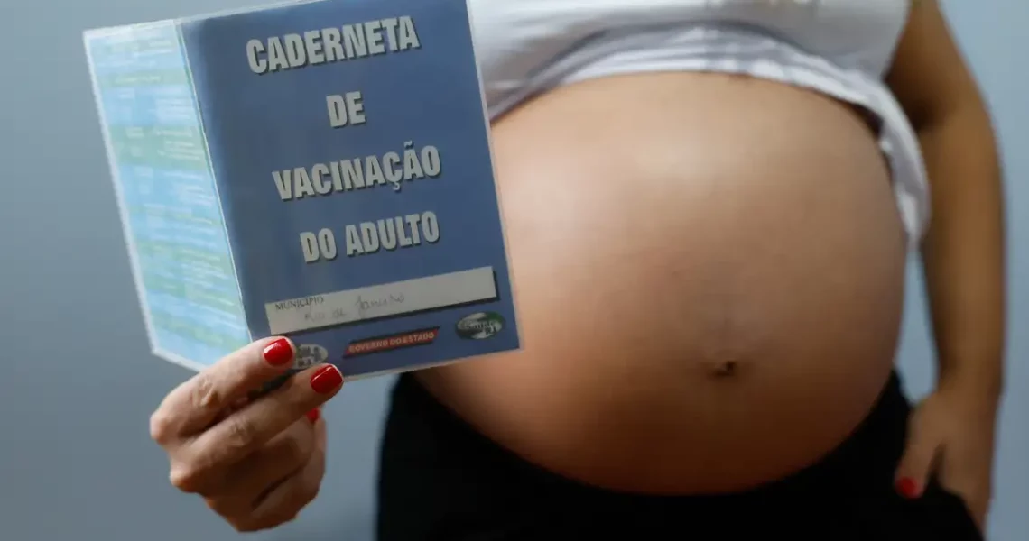 Resistência às vacinas contra gripe e covid coloca gestantes em risco