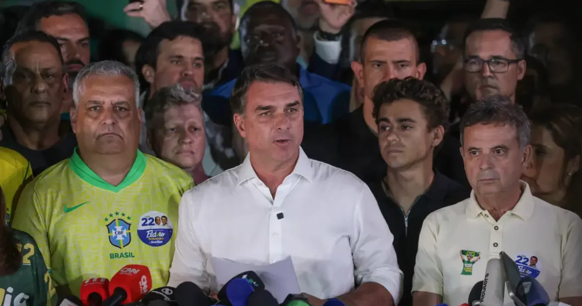 Flávio Bolsonaro cruza fronteira argentina e segue para o Equador