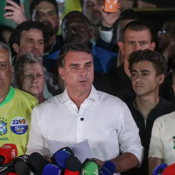 Flávio Bolsonaro cruza fronteira argentina e segue para o Equador