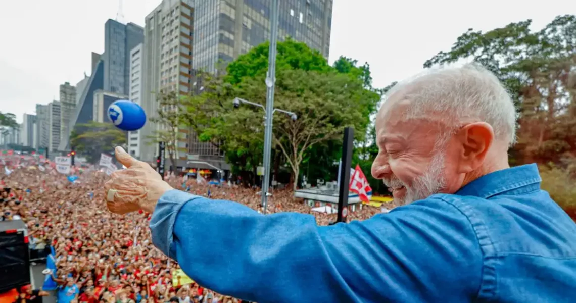 Ato pela reeleição de Lula leva milhares à Avenida Paulista