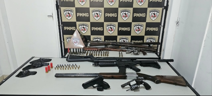 PC  e  PMMG prendem  três pessoas e apreendem sete armas e drogas em Fervedouro Mg
