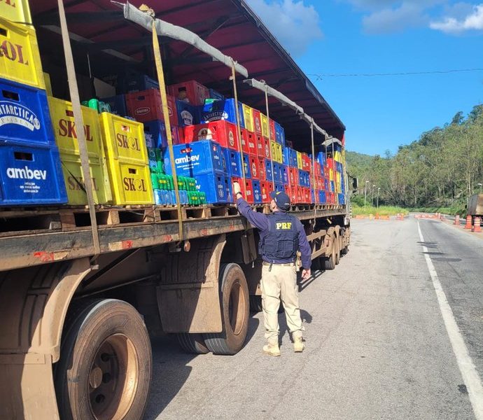 PRF prende quadrilha saqueando carga de bebidas na BR-381, em São Gonçalo do Rio Abaixo (MG)