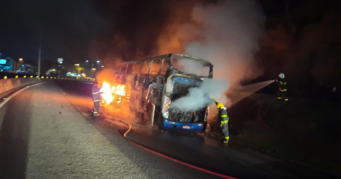 Incêndio em ônibus da Empresa Logotur